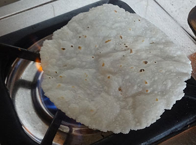 cooking akki rotti or rice roti on direct flame