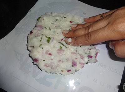 patting karnataka style akki rotti