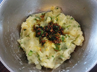 tempering for aloo or alugadde bonda