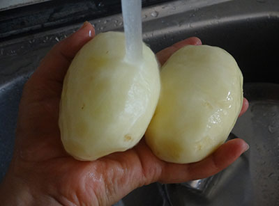 rinsing potatoes for sun dried potato chips or aloo chips