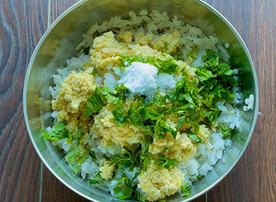 curry leaves and coriander leaves for avalakki habe kadubu or poha dal breakfast