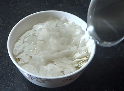 rinsing poha for avalakki rotti or thin poha breakfast