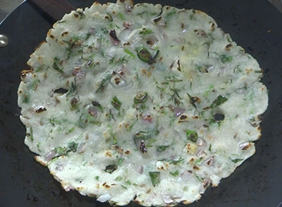 cooking avalakki rotti or thin poha breakfast