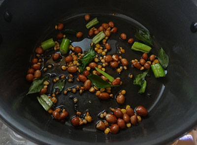 green chili and curry leaves for avalakki upkari or poha snacks