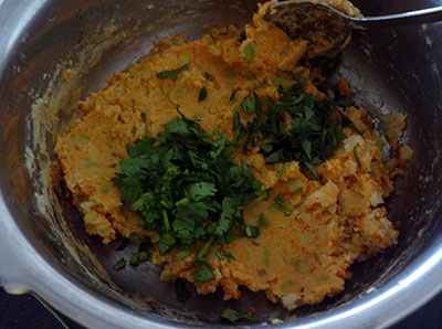 curry leaves and coriander leaves for avarekalu kodubale