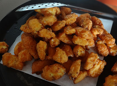 deep frying the baby corns for baby corn manchurian