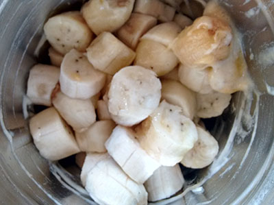 cut bananas for banana halwa