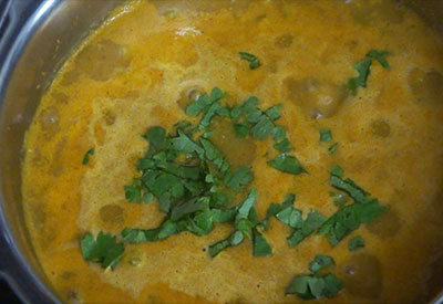 coriander leaves for batani gasi or udupi style green peas curry