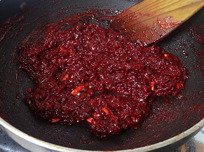 making beetroot halwa