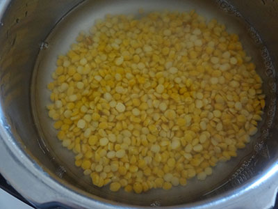 cooking dal for bele holige or bele obbattu