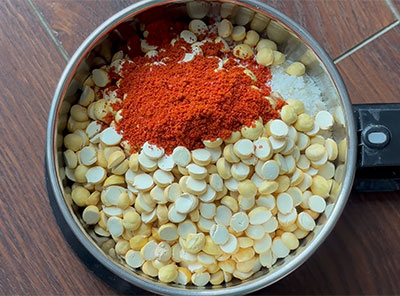 roasted gram and red chilli powder for bendekai mirpudi or ladies finger chutney powder recipe