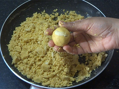 making besan ladoo or besan unde