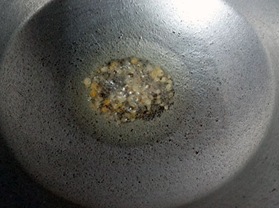 tempering for godhi kadi uppittu or broken wheat upma