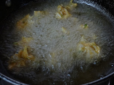 frying cabbage pakoda or kosu vade