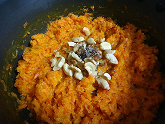 cashew and raisins for carrot halwa