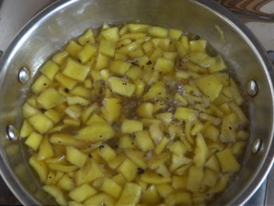 steam cooking halasina hannina panaka or gujje changuli