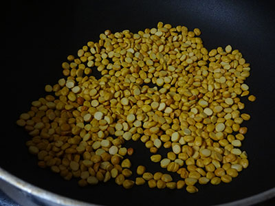 roasting gram dal for chutney powder or chutney pudi