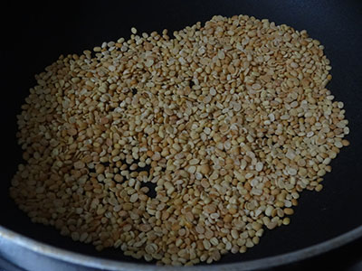 roasting urad dal for chutney powder or chutney pudi