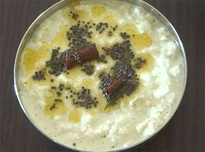 tempering the coconut chutney