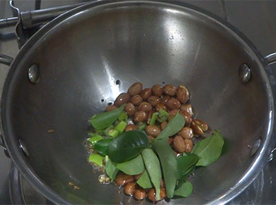 chopped green chilli and curry leaves for kalasida avalakki or dadpe poha recipe