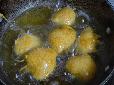 frying doddapatre bajji