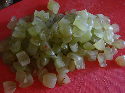 chopping grapes for drakshi hannina sasive or grapes curry