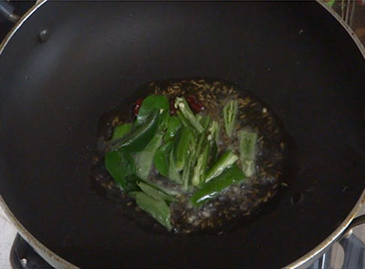 curry leaves and green chilies for eerulli palya or onion stir fry