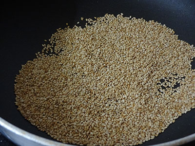 roasting sesame seeds for ellu pajji or ellu chutney