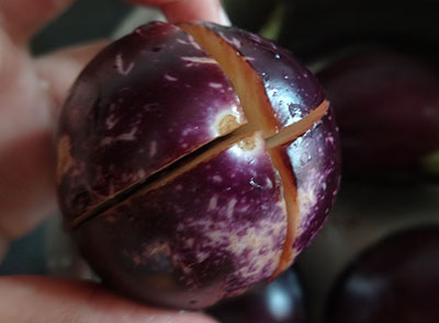 cutting brinjals for ennegayi recipe