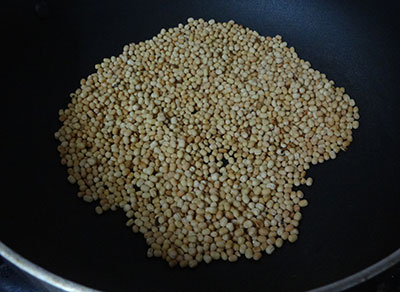 roasting urad dal for agase chutney pudi or flax seeds chutney powder