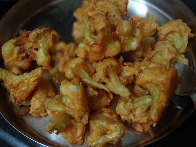 deep frying the gobis for gobi manchurian