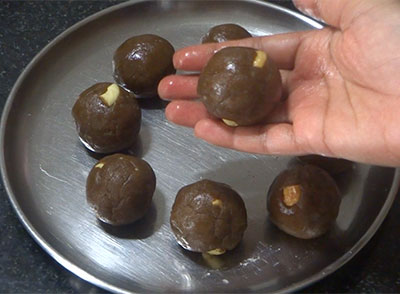 making godhi hittina unde or wheat flour ladoo