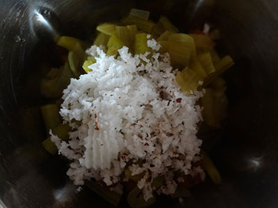 chopped cluster beans for gorikayi kara or cluster beans curry