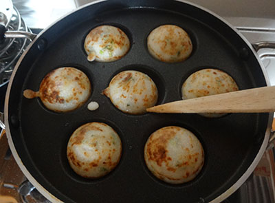 cook guliyappa or paddu on both sides