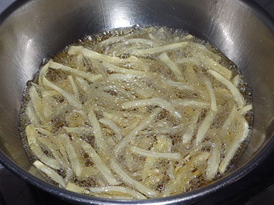 deep frying raw jackfruit for halasinakai chips or raw jackfruit chips