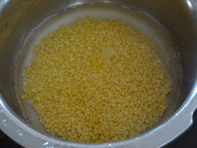 rinse green gram dal for heerekai thove recipe or bele tovve