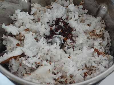 grind coconut for heerekai thove recipe or bele tovve