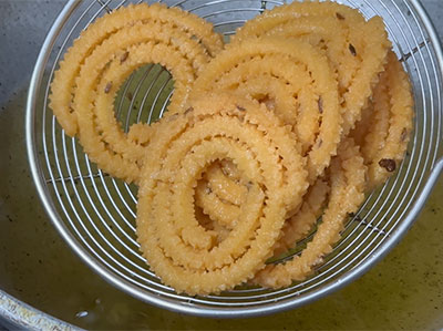 fried hesaru bele chakli or moong dal murukku recipe