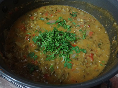 coriander leaves for hesaru kaalu gojju or green gram curry