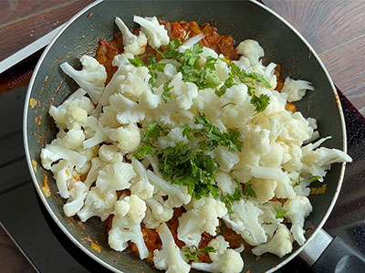 coriander leaves and lemon juice for hookosu palya or gobi fry recipe