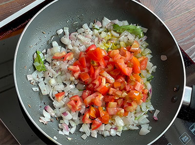 tomatoes for hookosu palya or gobi fry recipe