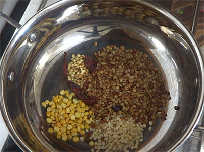 ingredients for huruli chutney or horse gram chutney