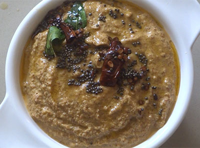 tempering huruli chutney or horse gram chutney