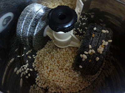 grind urad dal and fenugreek seeds for soft idli