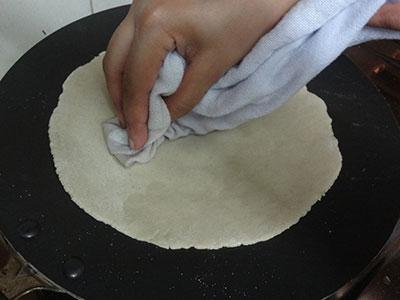 wet cloth for jolada rotti or jowar bhakri