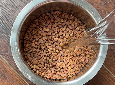 soak black chikpeas for kadle sukka or chana sukka recipe