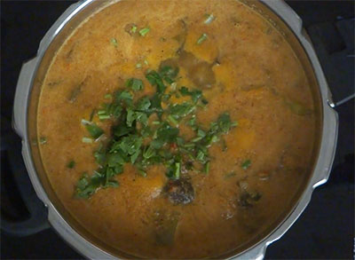 coriander leaves for kadlekalu saru or kadle kaalu sambar