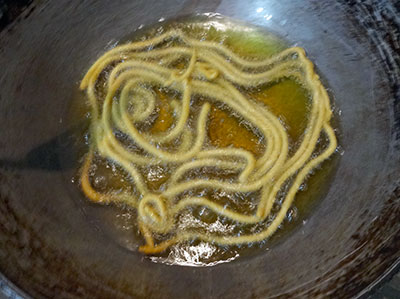 frying kara kaddi or kara sev