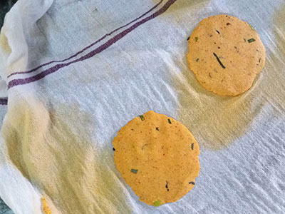 making kayi vade or akki hittu poori