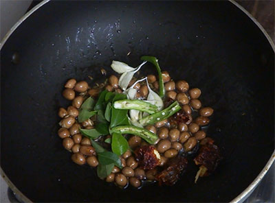 chili, curry leaves and garlic for khara mandakki or mandakki chivda